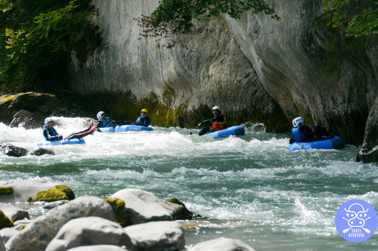 Bouée qui descend la rivière