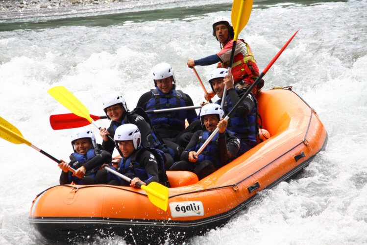 Rafting qui descend la rivière