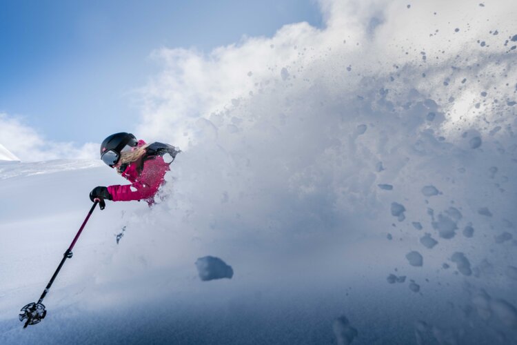 4 skieuses sur le front de neige